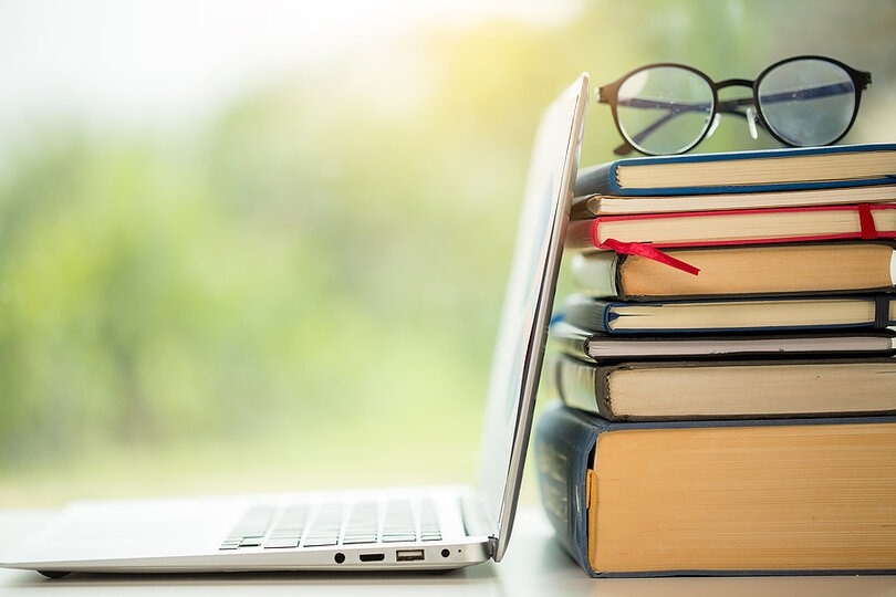 6 Books That Inspired My Online Side Hustle Success