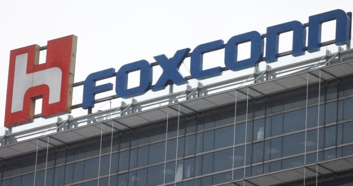Foxconn sees COVID-hit China plant back at full output in late Dec-early Jan -source By Reuters